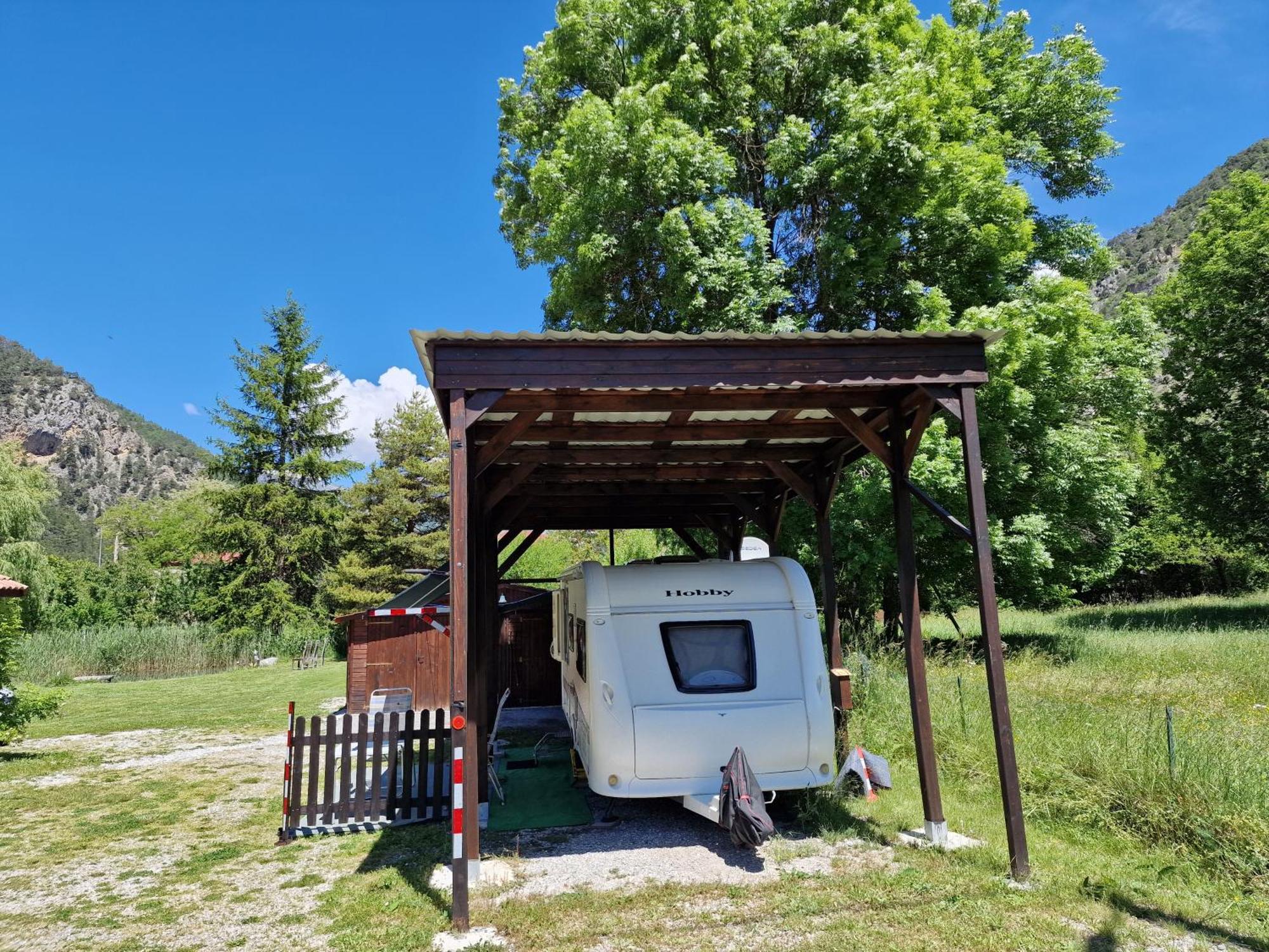 Camping Magnifique Grande Caravane Aux Gorges De Daluis Guillaumes